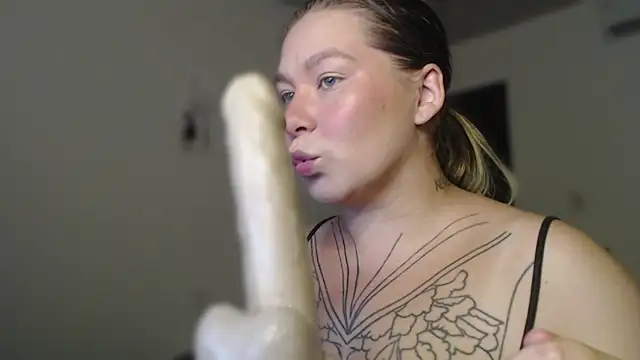 Snapshot of Enotika chatting on December 14, 11:32 pm Enotika online show from December 14, 11:32 pm