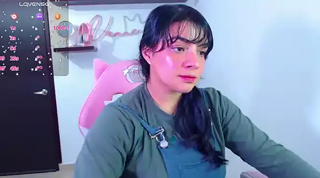 Snapshot of Vannessa__Shy chatting on February 9, 9:28 pm Vannessa Shy online show from February 9, 9:28 pm