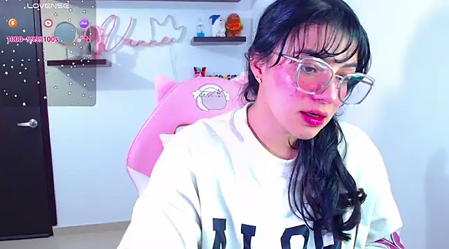 Snapshot of Vannessa__Shy chatting on February 20, 11:10 pm Vannessa Shy online show from February 20, 11:10 pm