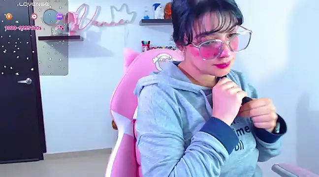 Snapshot of Vannessa__Shy chatting on February 21, 11:10 pm Vannessa Shy online show from February 21, 11:10 pm