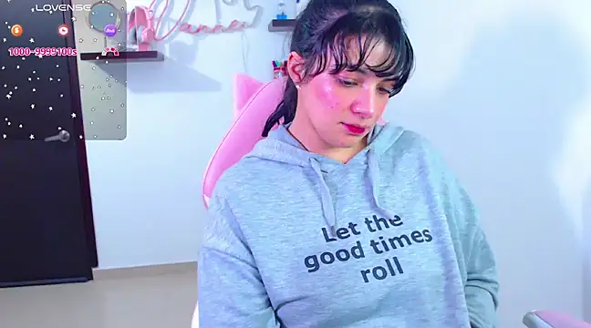 Snapshot of Vannessa__Shy chatting on February 15, 4:12 pm Vannessa Shy online show from February 15, 4:12 pm