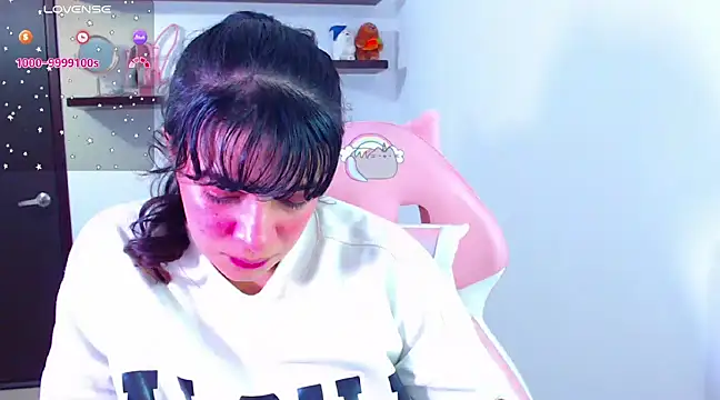 Snapshot of Vannessa__Shy chatting on February 24, 9:20 pm Vannessa Shy online show from February 24, 9:20 pm