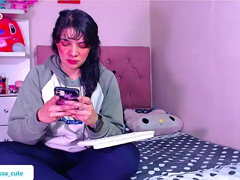 Snapshot of Vannessa__Shy chatting on November 25, 11:37 pm Vannessa Shy online show from November 25, 11:37 pm