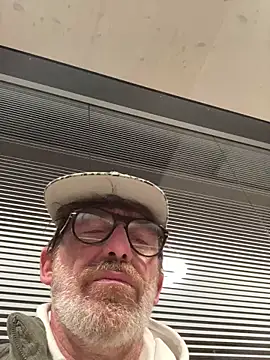 Snapshot of maxximere chatting on February 7, 12:51 am maxximere online show from February 7, 12:51 am