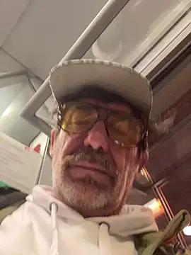 Snapshot of maxximere chatting on February 23, 11:27 pm maxximere online show from February 23, 11:27 pm