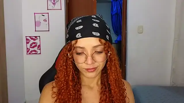 Snapshot of SexyLeilaa chatting on October 25, 1:49 am SexyLeilaa online show from October 25, 1:49 am