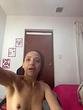 Snapshot of SexyLeilaa chatting on September 20, 1:32 am SexyLeilaa online show from September 20, 1:32 am