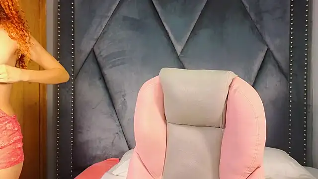 Snapshot of SexyLeilaa chatting on March 5, 12:27 am SexyLeilaa online show from March 5, 12:27 am