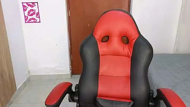 Snapshot of SexyLeilaa chatting on November 6, 12:47 am SexyLeilaa online show from November 6, 12:47 am