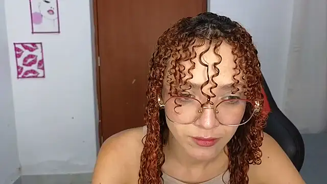 Snapshot of SexyLeilaa chatting on October 29, 1:26 am SexyLeilaa online show from October 29, 1:26 am