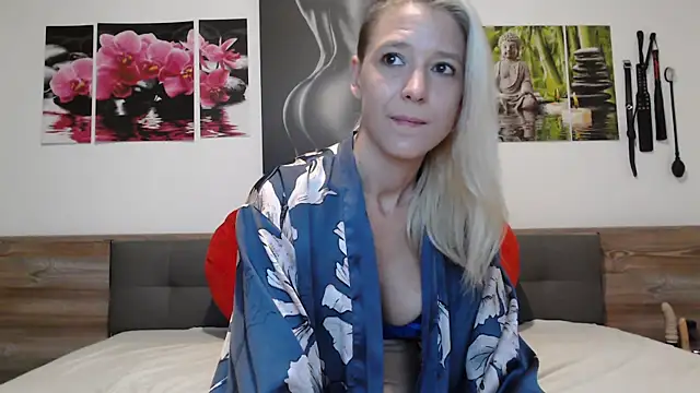 Snapshot of Naschkatze01 chatting on October 13, 6:37 am Naschkatze01 online show from October 13, 6:37 am
