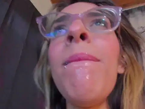 Snapshot of annyluna1 chatting on December 17, 10:59 pm annyluna1 online show from December 17, 10:59 pm