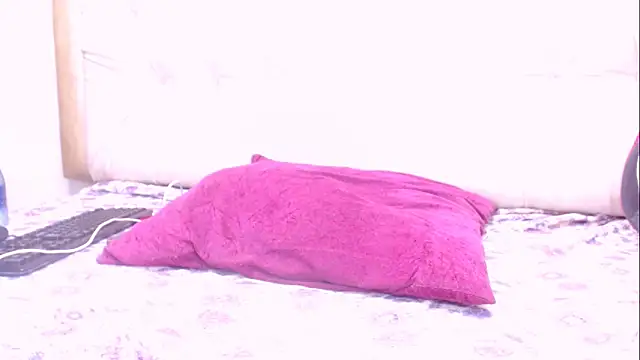 Snapshot of ZoeRoss2u chatting on January 10, 10:27 pm ZoeRoss2u online show from January 10, 10:27 pm