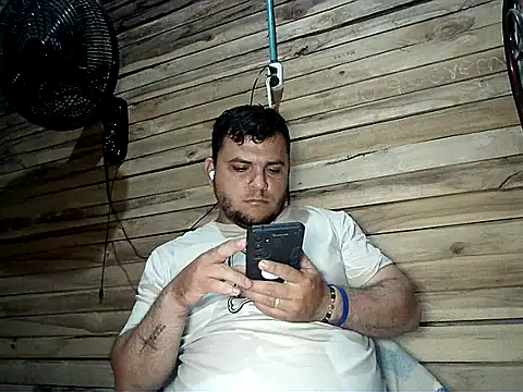 Snapshot of Arcangel_05 chatting on May 11, 4:25 am Arcangel 05 online show from May 11, 4:25 am