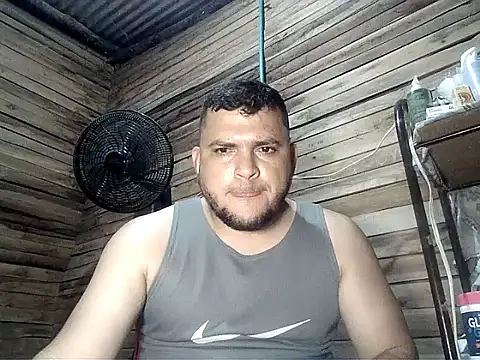 Snapshot of Arcangel_05 chatting on May 13, 3:57 am Arcangel 05 online show from May 13, 3:57 am