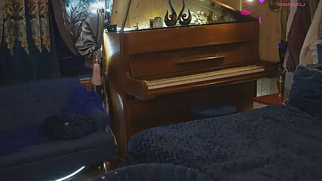 Snapshot of VanessaDoyle chatting on February 2, 7:24 pm VanessaDoyle online show from February 2, 7:24 pm