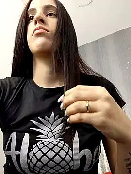 Amira Milker online show from February 17, 1:00 pm