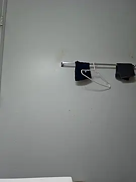 Snapshot of oliviaprettypussy chatting on December 17, 2:33 am oliviaprettypussy online show from December 17, 2:33 am