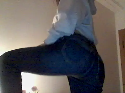 Snapshot of ocean_eyess_ chatting on April 18, 7:29 pm ocean eyess online show from April 18, 7:29 pm