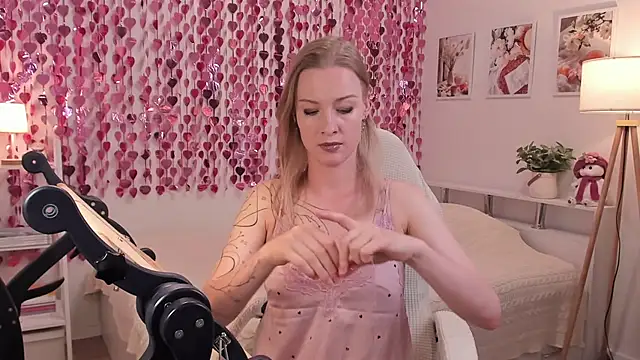 MissRightX online show from May 24, 10:15 am