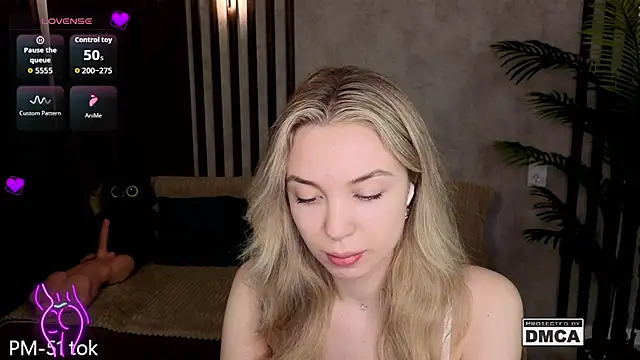 Holl1Would online show from March 12, 8:35 pm