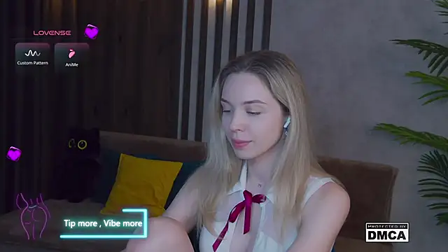 Holl1Would online show from February 23, 11:25 pm