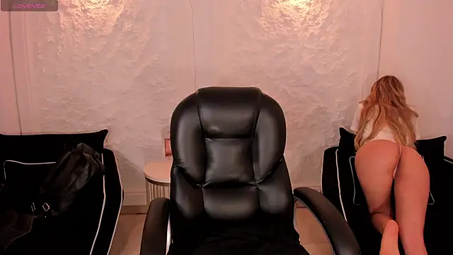 LexieWayne online show from March 29, 5:03 pm