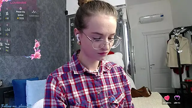 Snapshot of KateJonson chatting on October 15, 6:54 am KateJonson online show from October 15, 6:54 am