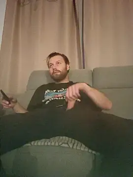 Snapshot of HouseOfCums chatting on October 20, 12:24 am HouseOfCums online show from October 20, 12:24 am
