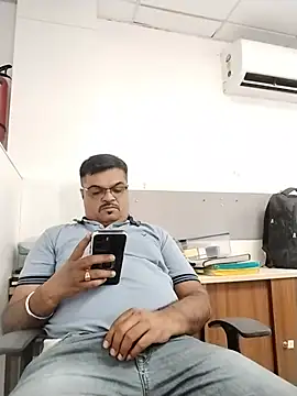 Snapshot of Desi_Londa_143 chatting on July 4, 5:47 am Desi Londa 143 online show from July 4, 5:47 am