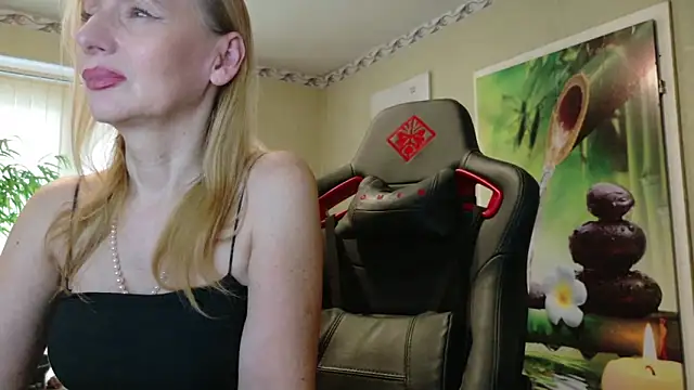 HotLana69 online show from April 13, 4:33 pm