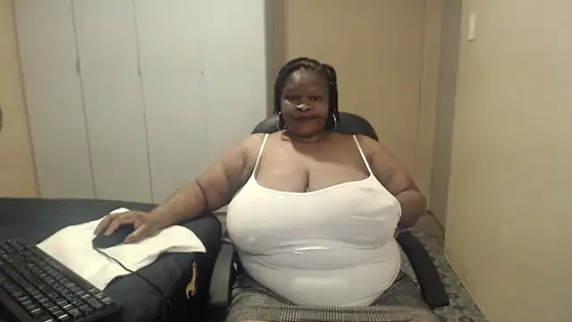 Snapshot of sweetnoziexx chatting on October 5, 3:47 pm sweetnoziexx online show from October 5, 3:47 pm
