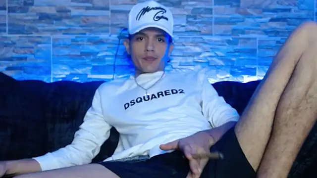 Snapshot of andersonZ998 chatting on March 18, 4:51 am andersonZ998 online show from March 18, 4:51 am