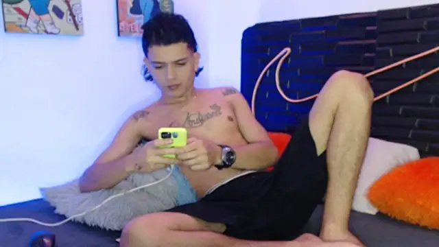 Snapshot of andersonZ998 chatting on October 28, 2:45 am andersonZ998 online show from October 28, 2:45 am