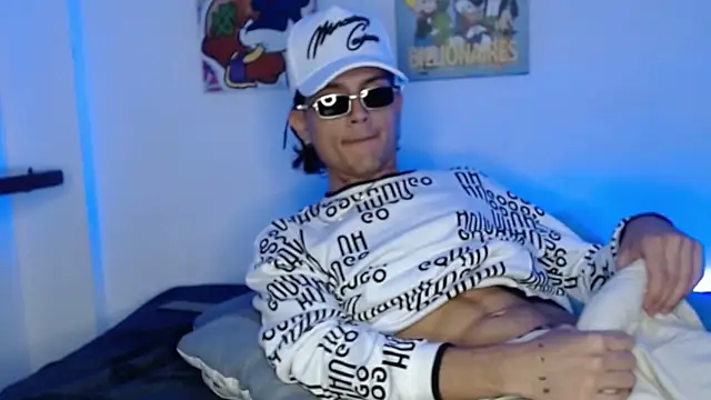 Snapshot of andersonZ998 chatting on February 20, 1:03 am andersonZ998 online show from February 20, 1:03 am