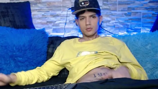 Snapshot of andersonZ998 chatting on March 20, 6:52 am andersonZ998 online show from March 20, 6:52 am