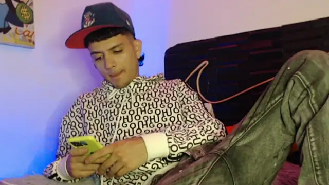 Snapshot of andersonZ998 chatting on October 26, 2:23 am andersonZ998 online show from October 26, 2:23 am