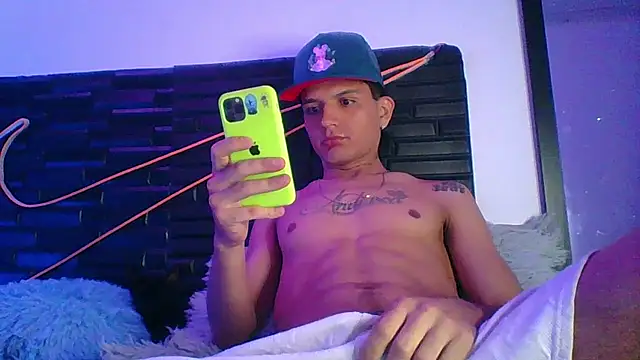 Snapshot of andersonZ998 chatting on October 16, 5:05 am andersonZ998 online show from October 16, 5:05 am