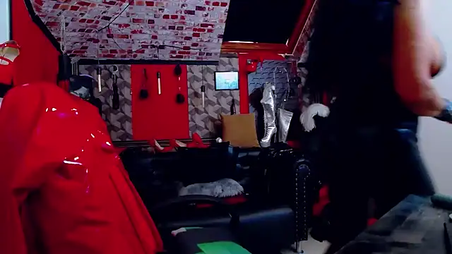 Snapshot of DommeBellatrix chatting on October 26, 10:04 am DommeBellatrix online show from October 26, 10:04 am