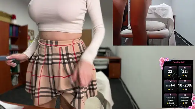 Snapshot of legsLONG chatting on February 21, 5:13 am legsLONG online show from February 21, 5:13 am