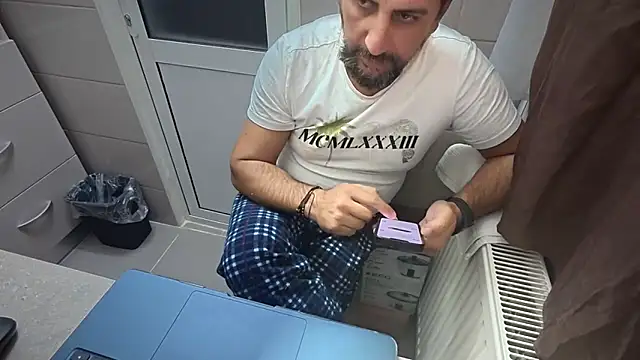 Snapshot of TigerOne19 chatting on October 28, 7:13 pm TigerOne19 online show from October 28, 7:13 pm