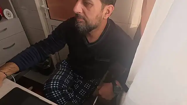 Snapshot of TigerOne19 chatting on November 21, 8:35 am TigerOne19 online show from November 21, 8:35 am