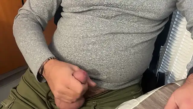 Snapshot of TigerOne19 chatting on November 22, 8:46 am TigerOne19 online show from November 22, 8:46 am