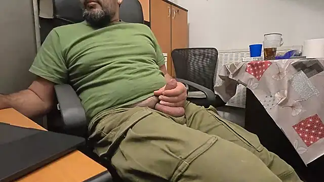 Snapshot of TigerOne19 chatting on November 16, 8:13 pm TigerOne19 online show from November 16, 8:13 pm