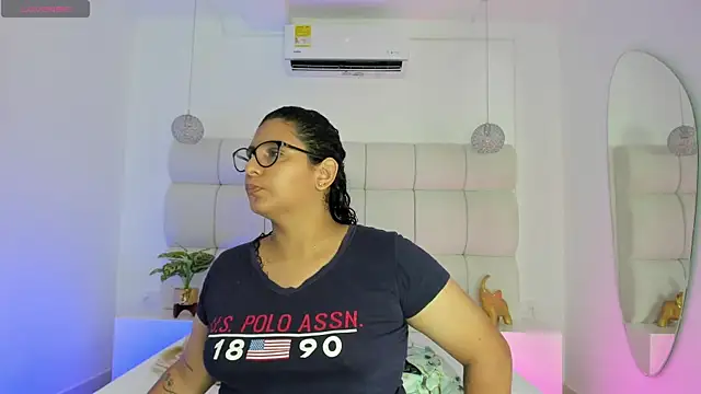 DanielleEvans  online show from October 25, 11:31 am