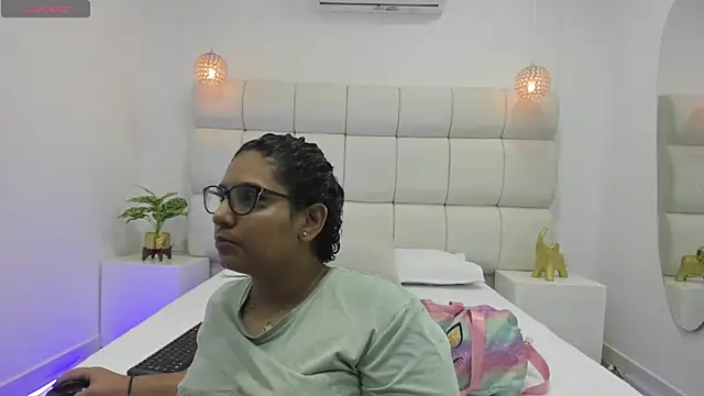 DanielleEvans  online show from October 20, 11:22 am