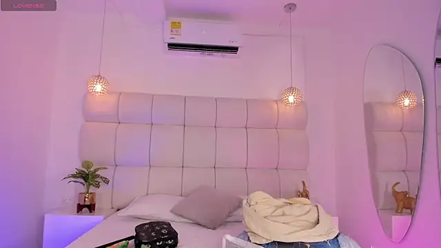 DanielleEvans  online show from November 8, 11:25 am