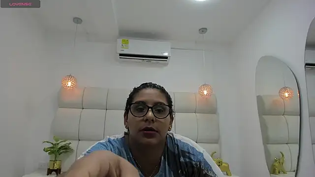 DanielleEvans  online show from October 1, 11:25 am