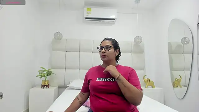 DanielleEvans  online show from November 4, 11:25 am