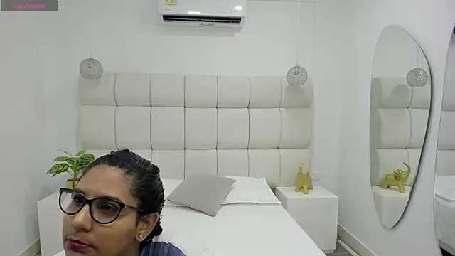 DanielleEvans  online show from October 17, 11:23 am